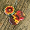 Fotomedaillon ketting/medaillon ketting met close up bloemen foto`s in rood geel en oranje. Roest vrij stalen ketting,rvs medaillon,roestvrij staal medaillon. Binnenin het medaillon komt je favoriete foto!