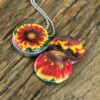 Fotomedaillon ketting/medaillon ketting met close up bloemen foto`s in rood geel en oranje. Roest vrij stalen ketting,rvs medaillon,roestvrij staal medaillon. Binnenin het medaillon komt je favoriete foto!