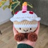 Gehaakte decoratieve verjaardagstaart | Handgemaakt woonaccessoire | Kawaii interieurdecoratie