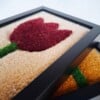 Getuft rood tulpen portretje van wol (15x20 cm) – minimalistische textiel wanddecoratie