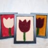 Getuft rood tulpen portretje van wol (15x20 cm) – minimalistische textiel wanddecoratie