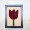 Getuft rood tulpen portretje van wol (15x20 cm) – minimalistische textiel wanddecoratie