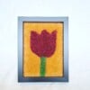 Getuft rood tulpen portretje van wol (15x20 cm) – minimalistische textiel wanddecoratie