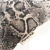 Handgemaakt kussen met slangenprint | Stoer & tijdloos