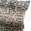 Handgemaakt kussen met slangenprint | Stoer & tijdloos