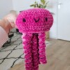 Handgemaakte gehaakte kwal decoratie – roze wandhanger – zacht woonaccent – ocean inspired crochet decor
