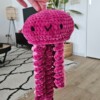 Handgemaakte gehaakte kwal decoratie – roze wandhanger – zacht woonaccent – ocean inspired crochet decor