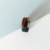 Hout met zwart kunststof geometrische cuff oorbel