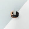Hout met zwart kunststof geometrische cuff oorbel
