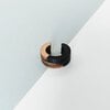 Hout met zwart kunststof geometrische cuff oorbel