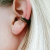 Hout met zwart kunststof geometrische cuff oorbel