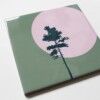 Keramiektegel Wanddecoratie – Pine Tree Illustratie op Groene Achtergrond, Hoogglans & HD Afdruk