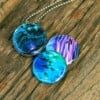 Roestvrij stalen foto medaillon ketting met close up afbeeldingen van blauw paars en groen glas.Magische tinten paars blauw voor je medaillon ketting.. Rvs/roesvrij stalen fotomedaillon. Voor het dicht bij je dragen van je favoriete foto.