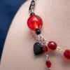 Romantische ketting met zwarte en rode glaskralen en hartjes
