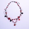 Romantische ketting met zwarte en rode glaskralen en hartjes