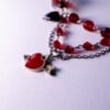 Romantische ketting met zwarte en rode glaskralen en hartjes