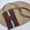 Telefoontasje – chocoladebruin met lichtblauw accent