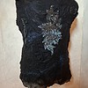 Titel: Artistiek Handgevilt Statement Vest – Uniek Design met Fonkelende Rug-Art
