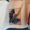 'Unfolding Flight': tote bag met blauwe reiger – vogel illustratie in blauw