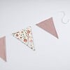 Vlaggenlijn Peachy Blossom | Pastel kleur (Roze / Beige / Neutraal / Aarde tinten) met bloemen slinger met driehoek vlaggetjes gemaakt van stof