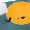 Zon en vliegende ganzen keramiektegel – Decoratieve tegel met serene natuurillustratie