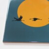 Zon en vliegende ganzen keramiektegel – Decoratieve tegel met serene natuurillustratie