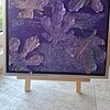 Bladstil – textielkunstwerk van wol en zijde met bladeren in paarse tinten (30 × 30 cm)