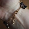 Chic & Sensueel, slangenpatroon armband in zwart en goud