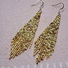 Fringe oorbellen Confetti Midas Touch – brick stitch, Miyuki Delica kralen, 9 cm lang