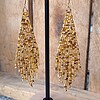 Fringe oorbellen Confetti Midas Touch – brick stitch, Miyuki Delica kralen, 9 cm lang