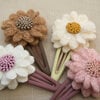 Haarspeld met bloem van wol (mat)