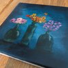 Handgeschilderd tegeltje met bloemen – 10x10 cm – vaasjes op donkerblauwe achtergrond