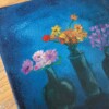 Handgeschilderd tegeltje met bloemen – 10x10 cm – vaasjes op donkerblauwe achtergrond