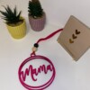 Handmade Liefdevol Mama Cadeau – Laser Gesneden Autohanger met Details
