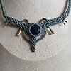 Boho statement ketting Izzy – macramé halsketting met blauwe steen