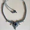Boho statement ketting Izzy – macramé halsketting met blauwe steen