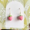 Micro gehaakte aardbei oorringen – klein & eenvoudig