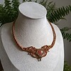 Misty – Unieke Micromacramé Ketting met Goudkleurige Accenten