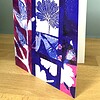 Roze, blauwe kaart met monotype motieven
