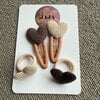 Setje spelden en elastiekjes met hartjes (mat, neutraal)