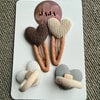 Setje spelden en elastiekjes met hartjes (mat, neutraal)