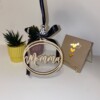 Stijlvolle Mama Auto Hanger – Lasergegraveerd & Versierd Cadeau