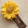 Wollige harige bloem op matte haarspeld 4,5cm