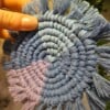 Blauw paars macrame onderzetter