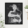De vrouw met een rugzak: minimalistische zwart-wit kunstprint, 40 x 50 cm, wanddecoratie