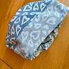 Denim baret met hartjesprint
