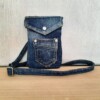 Denim telefoontasje met crossbody schouderband. Uniek handgemaakt, hergebruik jeans