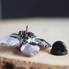Fluweel & Fonkel, handgemaakte kristallen bloem broche