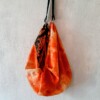 Furoshike knooptas, geknoopt van een vierkante doek, inclsief draagband en knoopinstructie