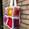 Gehaakte tas van granny squares, totebag, nieuw in thema rood-oranje-paars